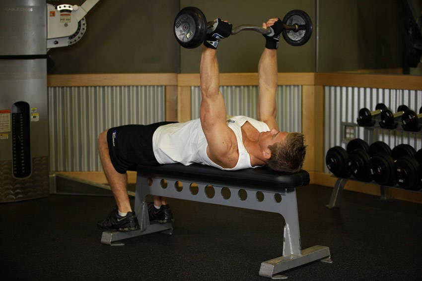 Démonstration de l’exercice : Barre au front (skull crusher)