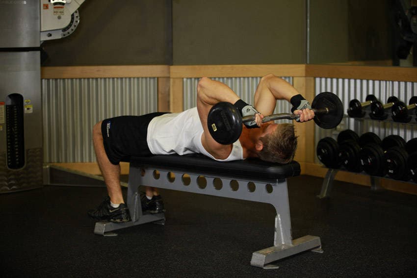 Démonstration de l’exercice : Barre au front (skull crusher)