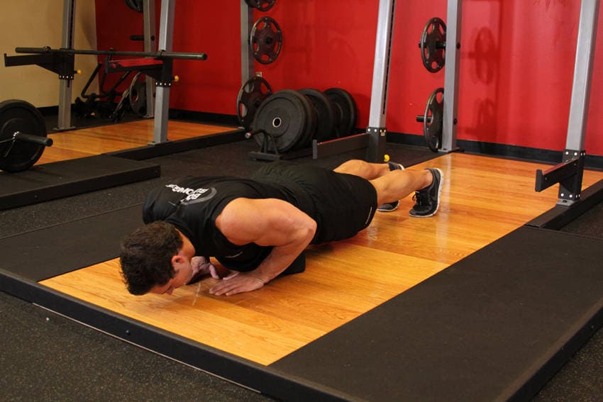 Démonstration de l’exercice : Pompes serrées (triceps)