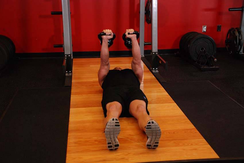 Démonstration de l’exercice : Développé au sol alterné aux kettlebells
