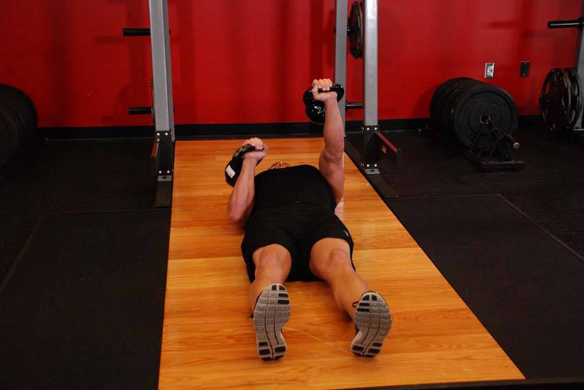 Démonstration de l’exercice : Développé au sol alterné aux kettlebells