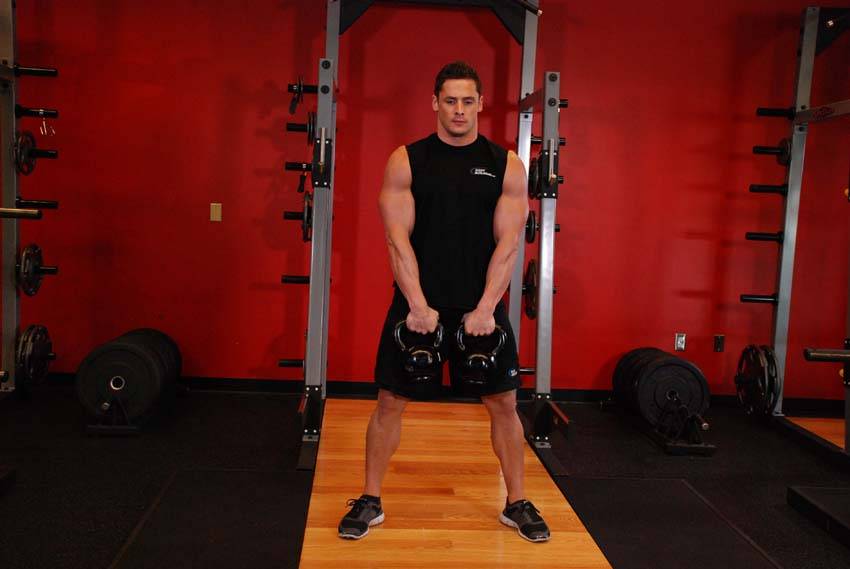Démonstration de l’exercice : Épaulé alterné en suspension à la kettlebell