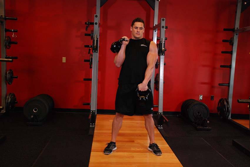 Démonstration de l’exercice : Épaulé alterné en suspension à la kettlebell