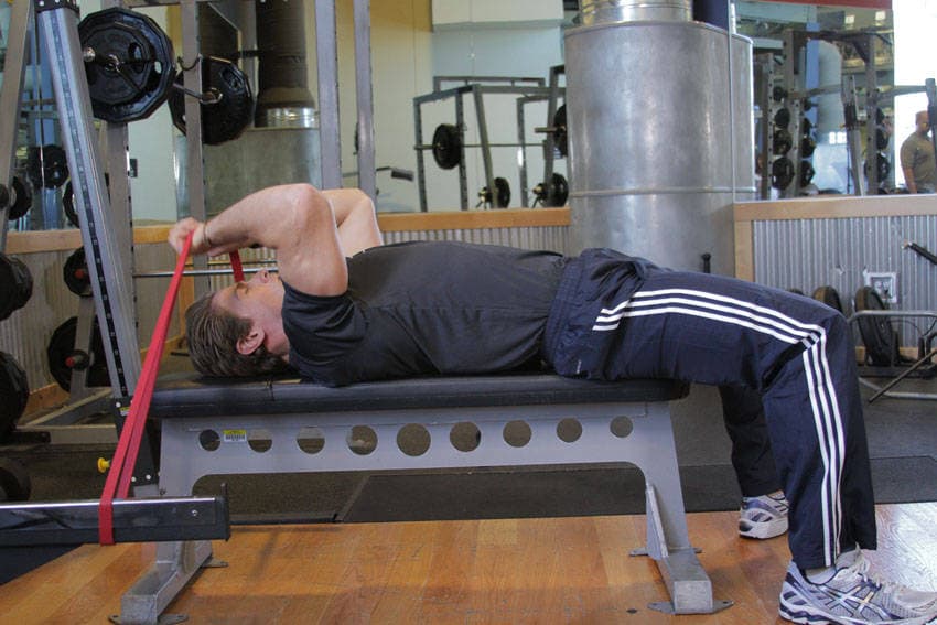 Démonstration de l’exercice : Extension triceps à l'élastique (skull crusher)