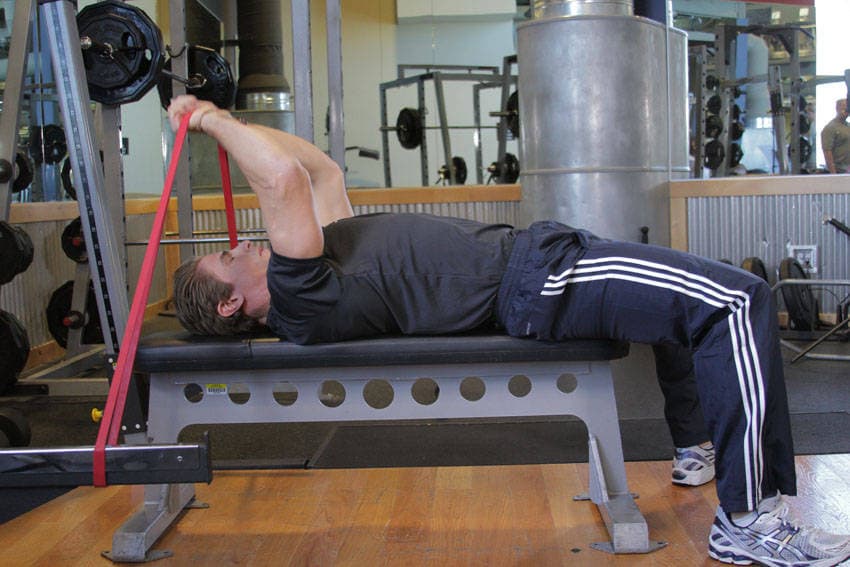Démonstration de l’exercice : Extension triceps à l'élastique (skull crusher)