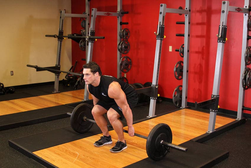 Démonstration de l’exercice : Hack squat à la barre derrière le corps