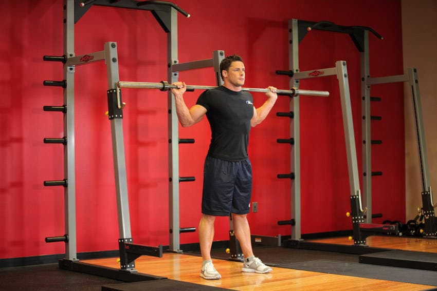 Démonstration de l’exercice : Flexion latérale du buste à la barre