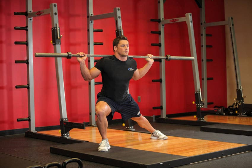 Démonstration de l’exercice : Squat fendu latéral à la barre