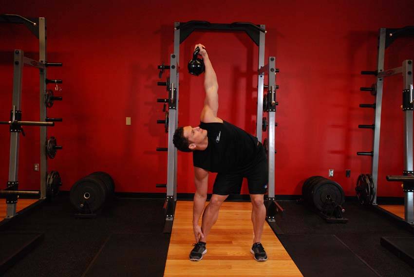Démonstration de l’exercice : Bent press à la kettlebell