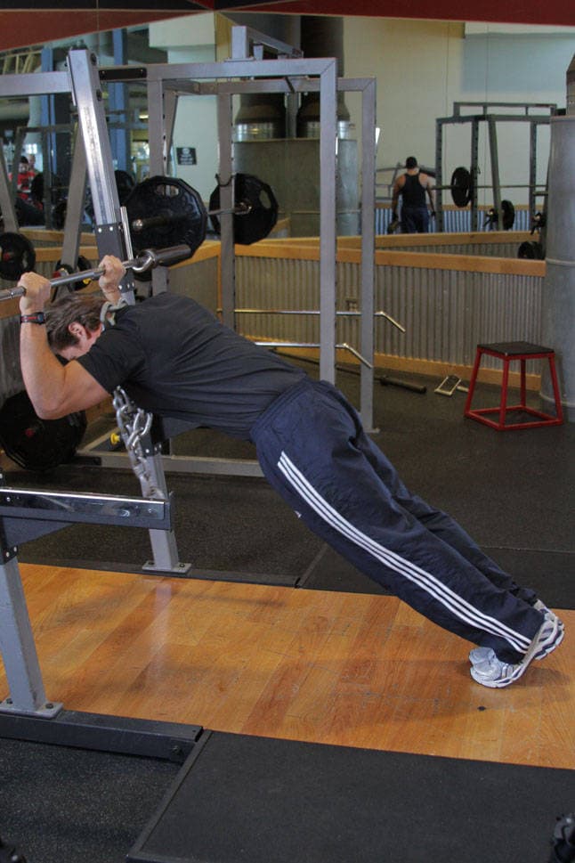 Démonstration de l’exercice : Extension triceps au poids du corps (barre)