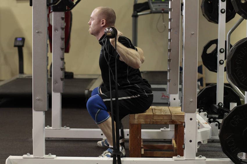 Démonstration de l’exercice : Squat box avec bandes élastiques