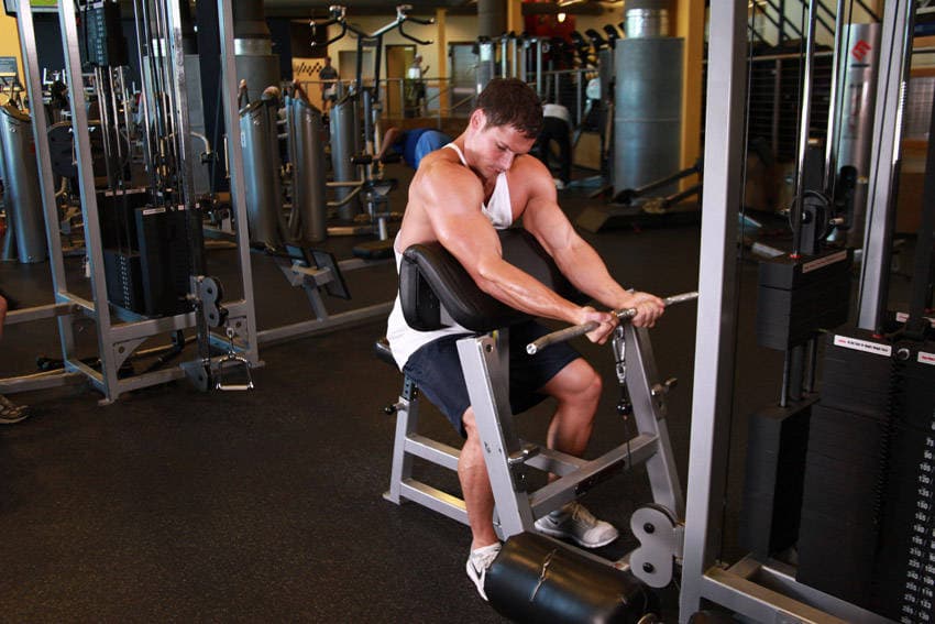 Démonstration de l’exercice : Curl biceps au pupitre à la poulie