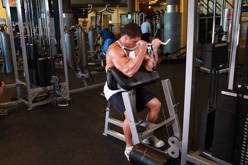 Démonstration de l’exercice : Curl biceps au pupitre à la poulie