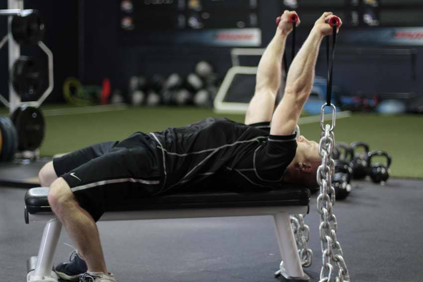 Démonstration de l’exercice : Extension triceps aux poignées avec chaînes