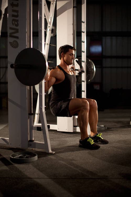 Démonstration de l’exercice : Squat "chaise" à la barre