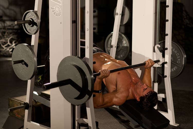 Démonstration de l’exercice : Développé décliné à la Smith machine