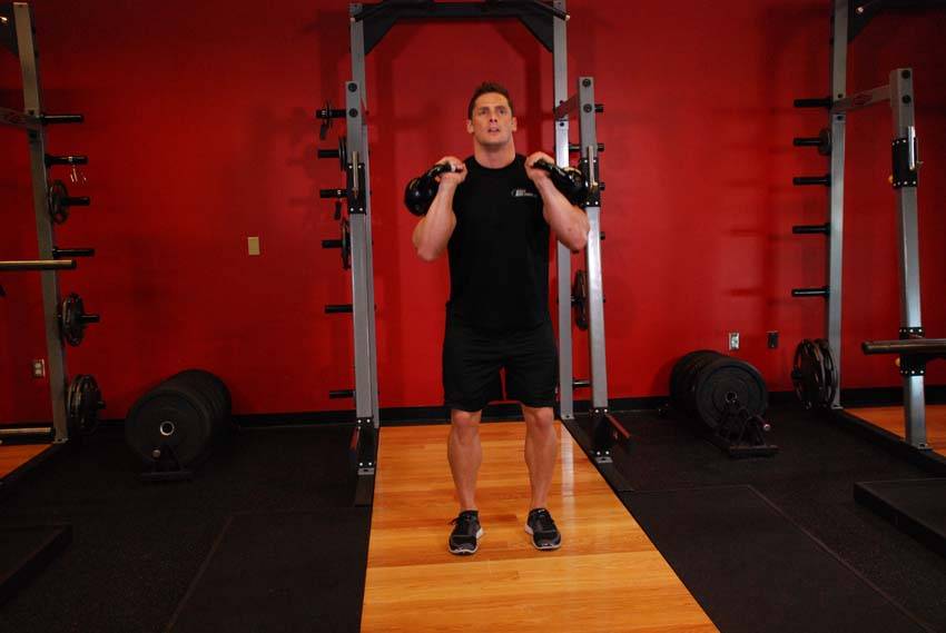 Démonstration de l’exercice : Jerk à deux kettlebells
