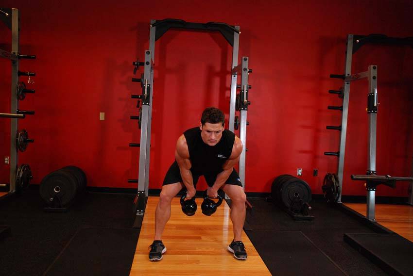 Démonstration de l’exercice : Snatch à deux kettlebells