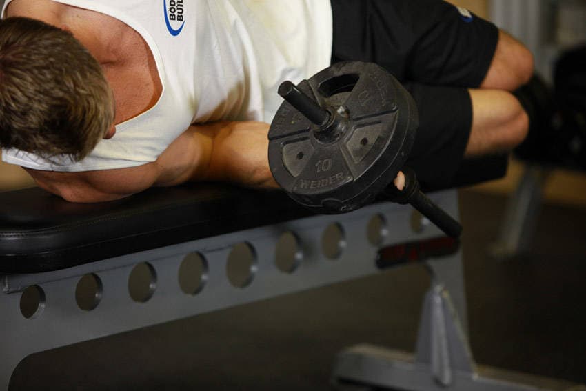 Démonstration de l’exercice : Pronation de l'avant-bras allongé à la haltère