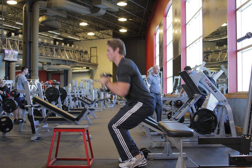 Démonstration de l’exercice : Saut sur box assis avec haltère