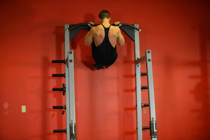 Démonstration de l’exercice : Traction-crunch gorille