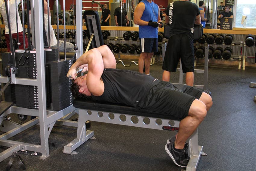 Démonstration de l’exercice : Curl biceps à la poulie haute