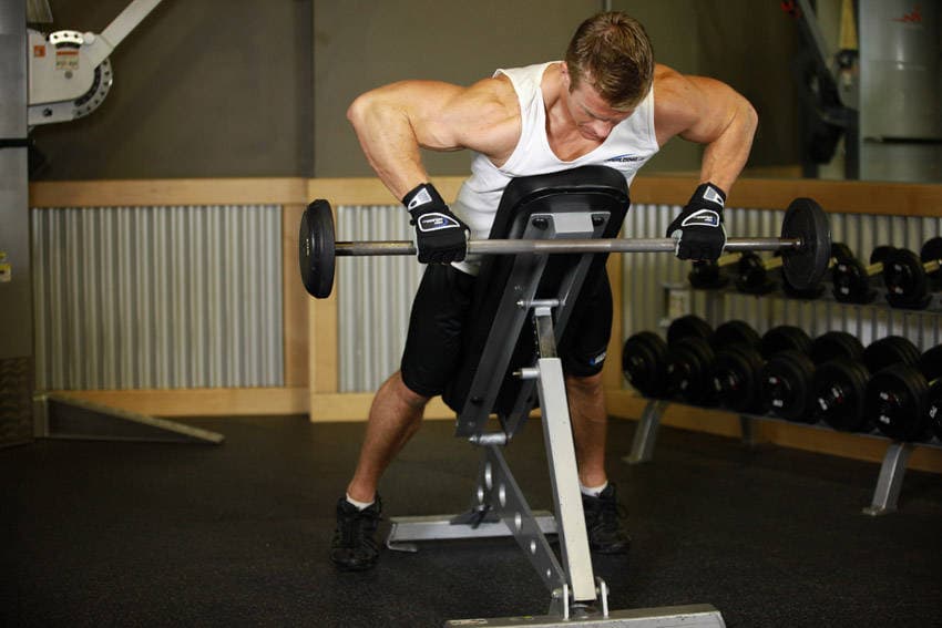 Démonstration de l’exercice : Rowing buste sur banc incliné