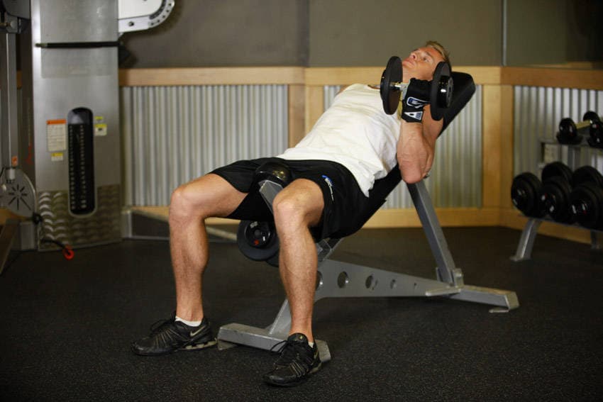 Démonstration de l’exercice : Curl biceps incliné aux haltères