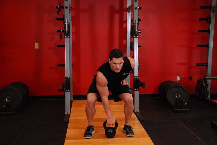 Démonstration de l’exercice : Épaulé à l'arrêt à la kettlebell