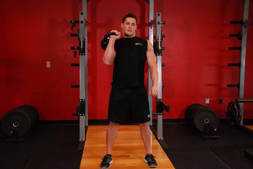 Démonstration de l’exercice : Épaulé à l'arrêt à la kettlebell