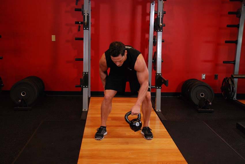Démonstration de l’exercice : Figure en huit au kettlebell