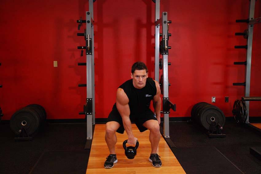 Démonstration de l’exercice : Épaulé suspendu au kettlebell