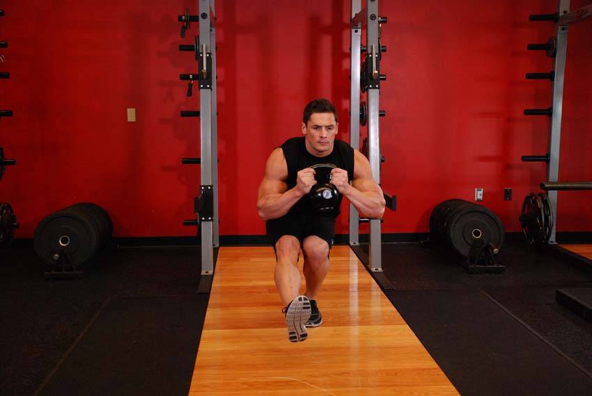 Démonstration de l’exercice : Squat pistol au kettlebell