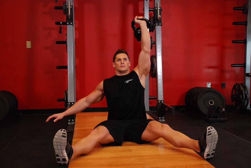 Démonstration de l’exercice : Développé militaire assis au kettlebell
