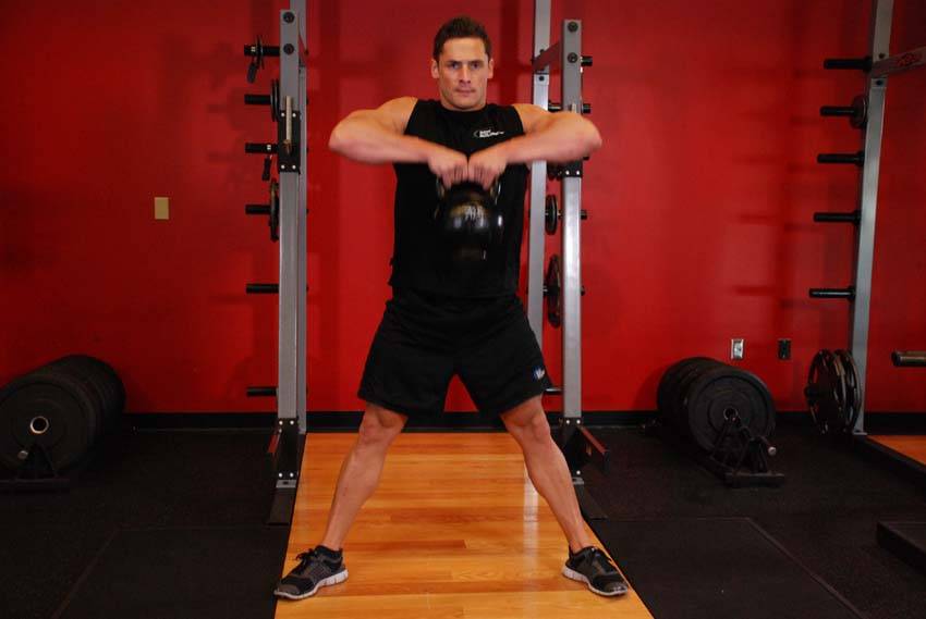 Démonstration de l’exercice : Tirage haut sumo au kettlebell