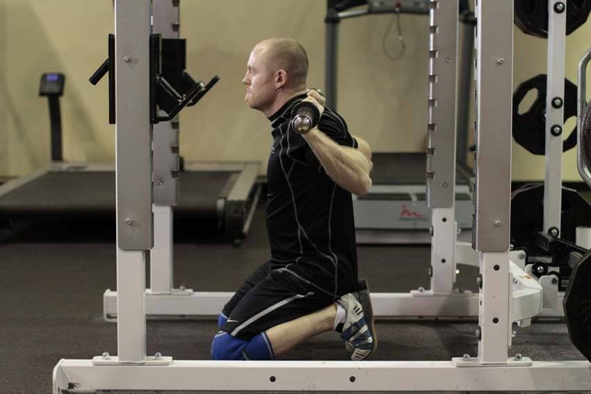 Démonstration de l’exercice : Squat à genoux