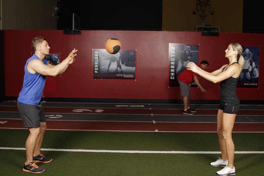 Démonstration de l’exercice : Passe de poitrine au medicine-ball