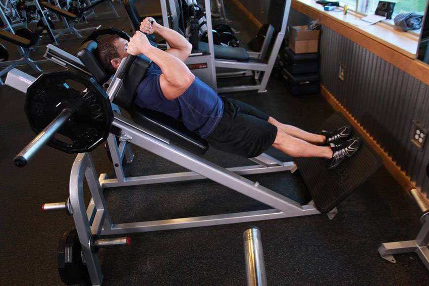 Démonstration de l’exercice : Hack squat à la machine, pieds serrés
