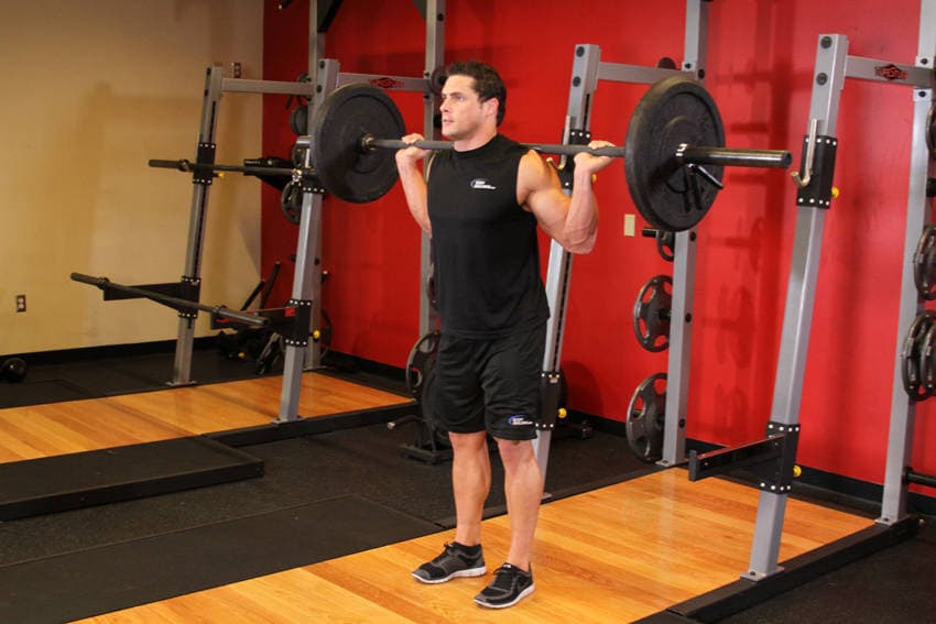Démonstration de l’exercice : Squat à la barre, pieds serrés