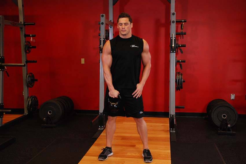 Démonstration de l’exercice : Épaulé à un bras avec kettlebell