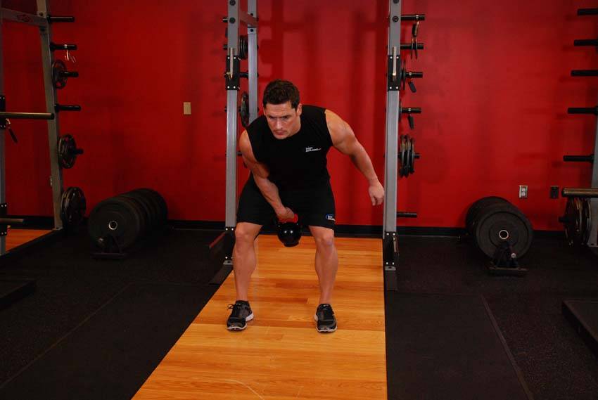 Démonstration de l’exercice : Épaulé à un bras avec kettlebell