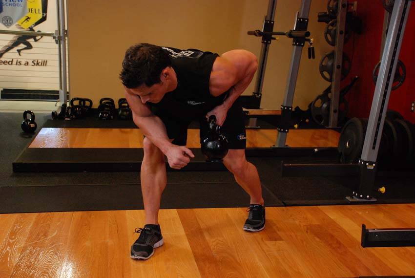 Démonstration de l’exercice : Rowing à un bras avec kettlebell