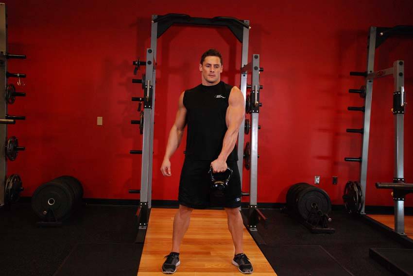 Démonstration de l’exercice : Swing à un bras avec kettlebell
