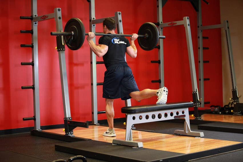 Démonstration de l’exercice : Squat bulgare à la barre, pied arrière surélevé
