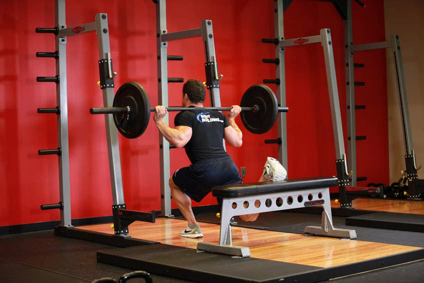 Démonstration de l’exercice : Squat bulgare à la barre, pied arrière surélevé