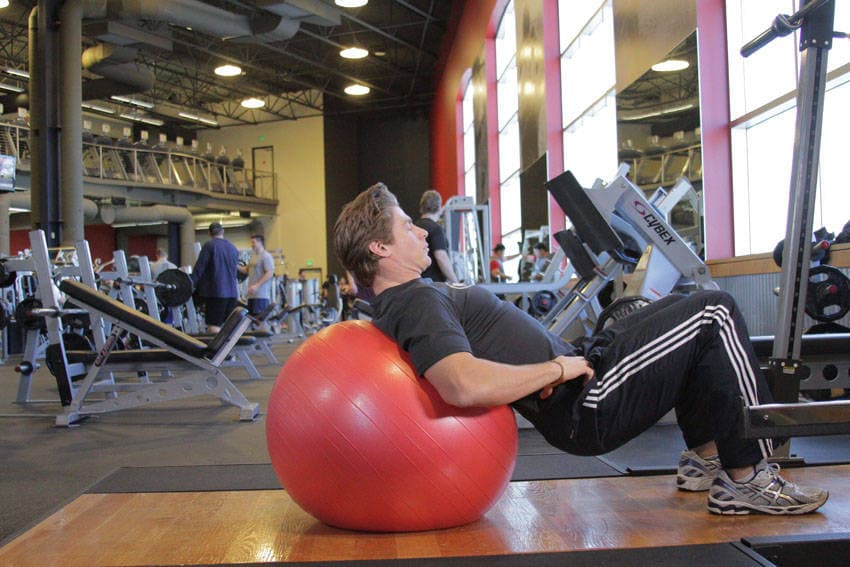 Démonstration de l’exercice : Pont de hanches sur ballon de gym