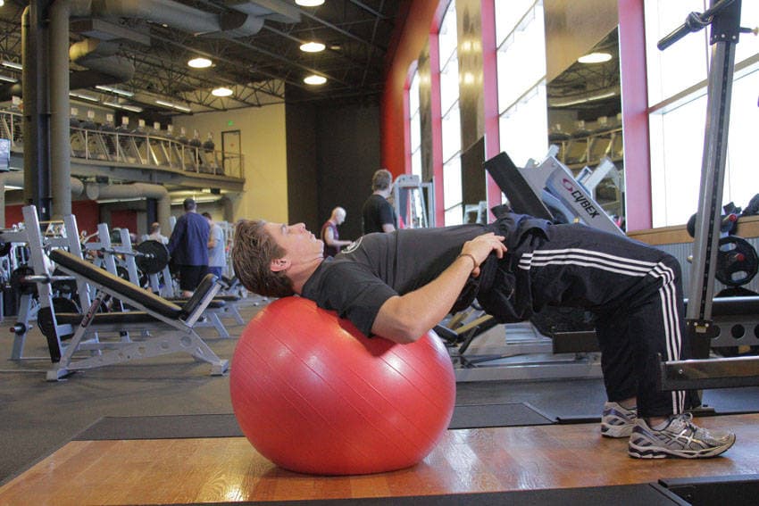 Démonstration de l’exercice : Pont de hanches sur ballon de gym