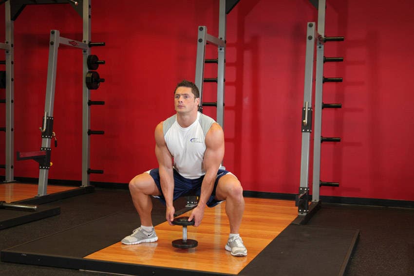 Démonstration de l’exercice : Squat sumo à l'haltère
