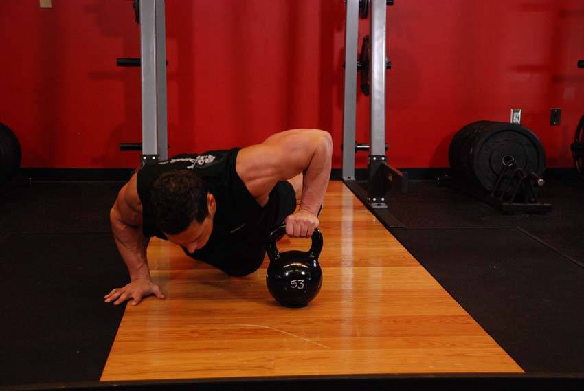 Démonstration de l’exercice : Pompes pliométriques avec kettlebell