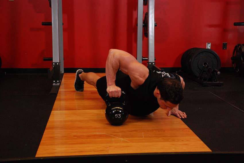 Démonstration de l’exercice : Pompes pliométriques avec kettlebell